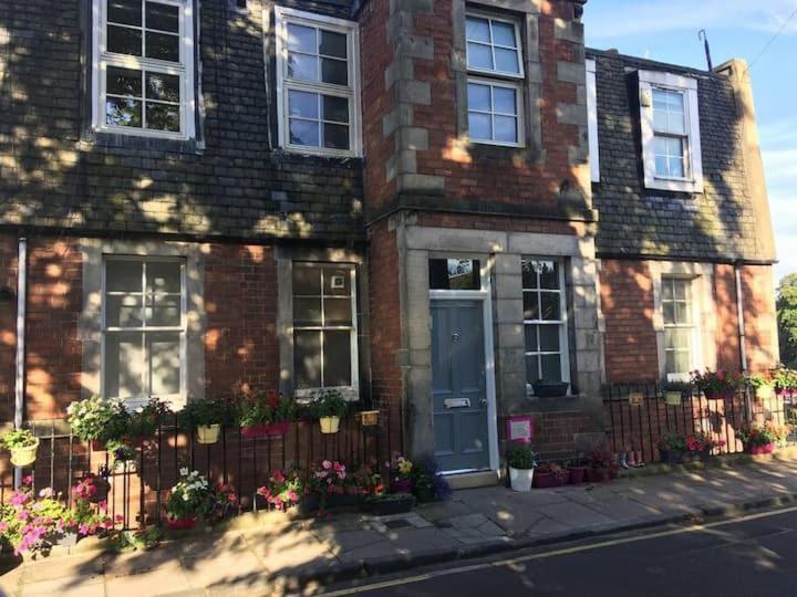 Beautiful Scandi-Inspired One Bed In Stockbridge Edinburgh Exterior photo